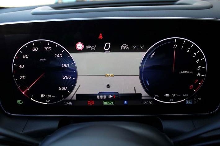 Blå Mercedes GLC300 e fra 2023