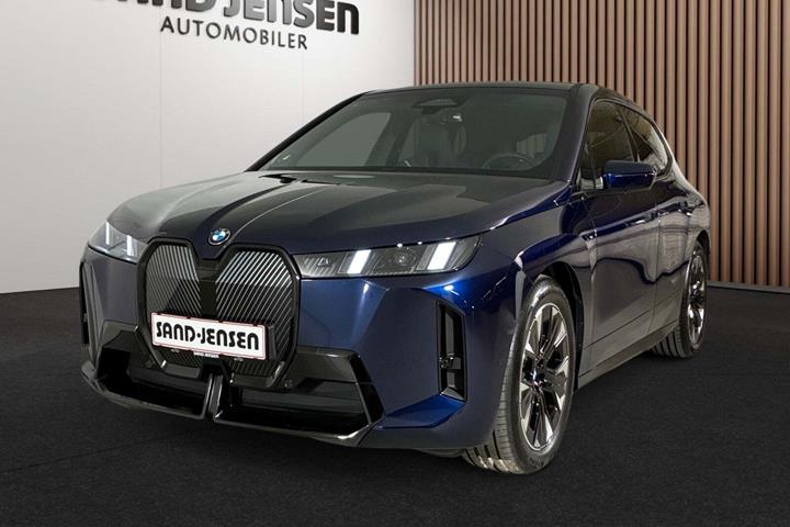 Blå BMW iX fra 2026 set udefra
