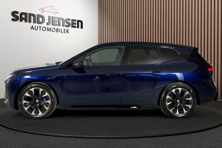 Blå BMW iX fra 2026