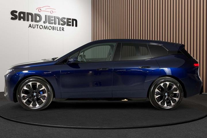 Blå BMW iX fra 2026