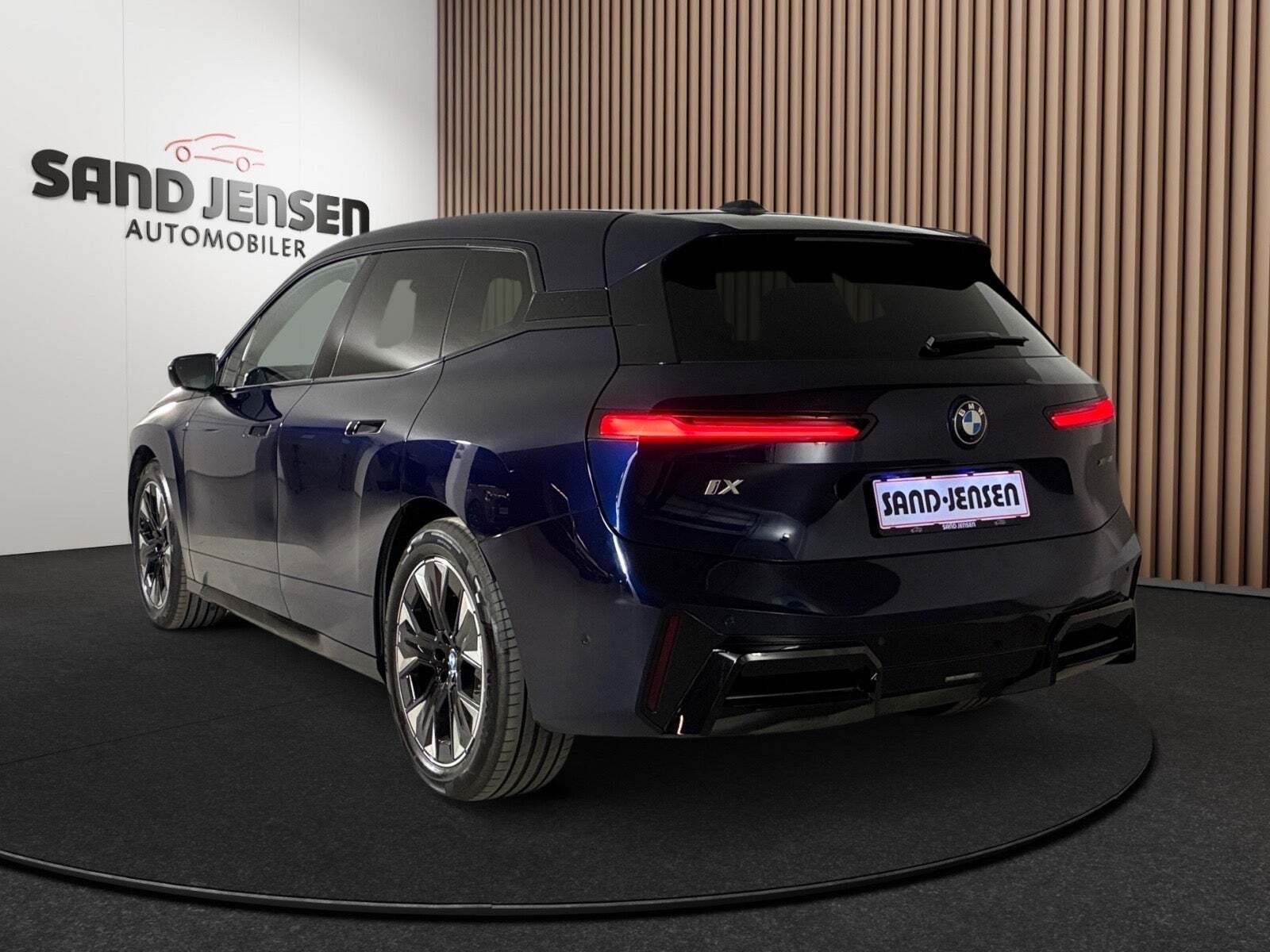 Blå BMW iX fra 2026