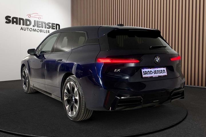 Blå BMW iX fra 2026