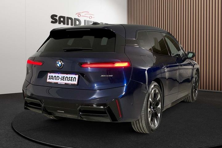 Blå BMW iX fra 2026