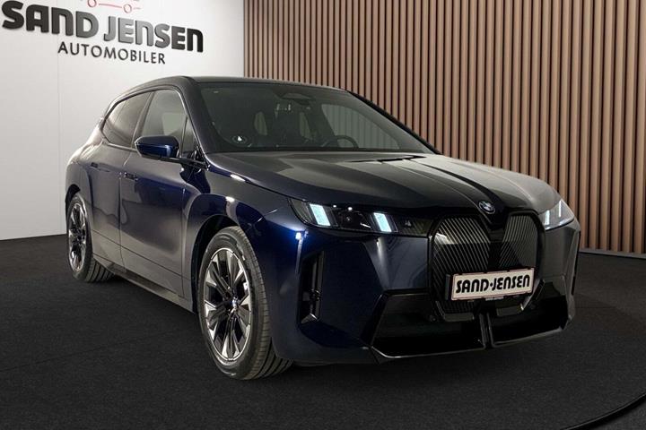 Blå BMW iX fra 2026