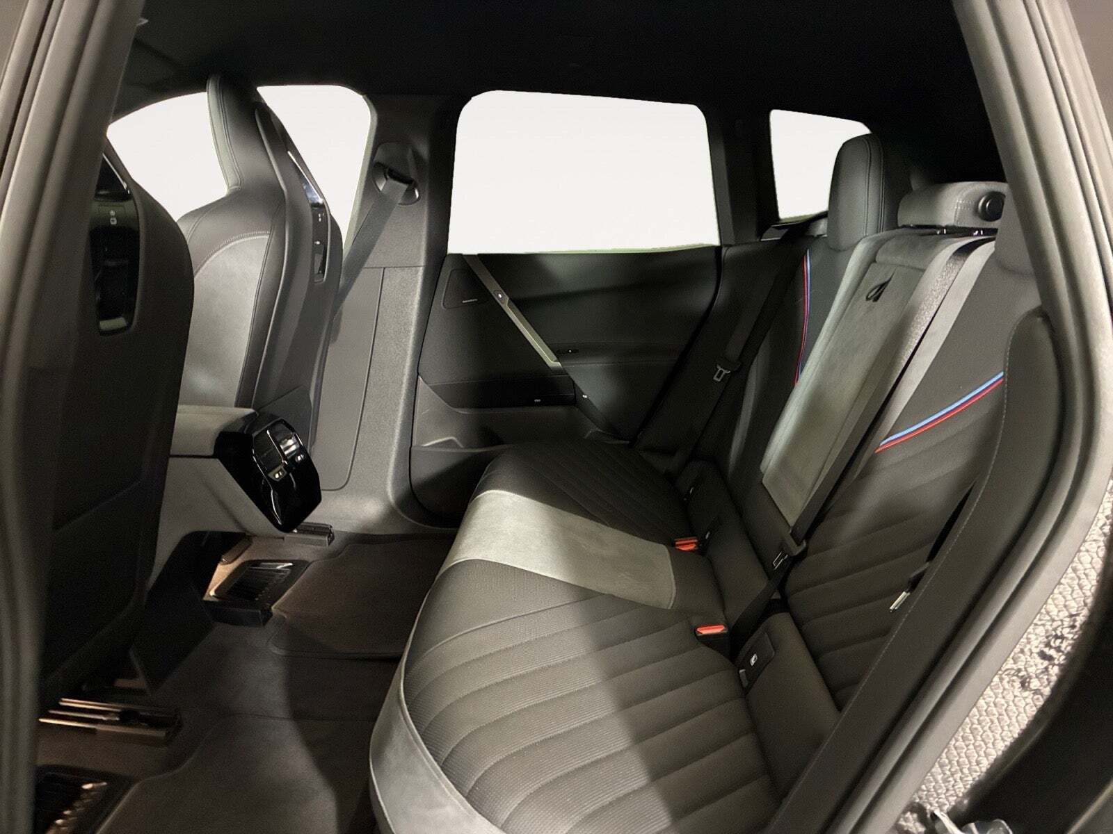 Blå BMW iX fra 2026