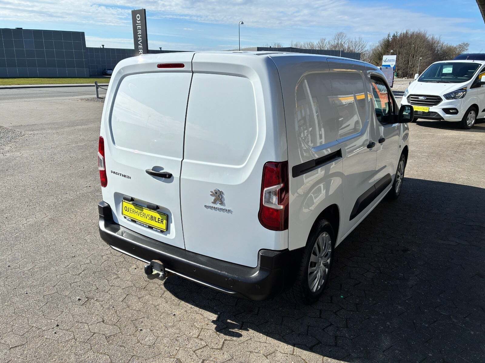 Hvid Peugeot Partner fra 2021