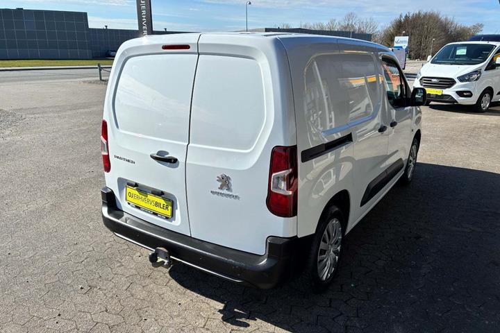 Hvid Peugeot Partner fra 2021