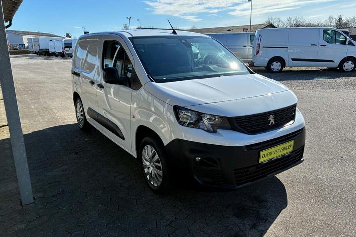 Hvid Peugeot Partner fra 2021