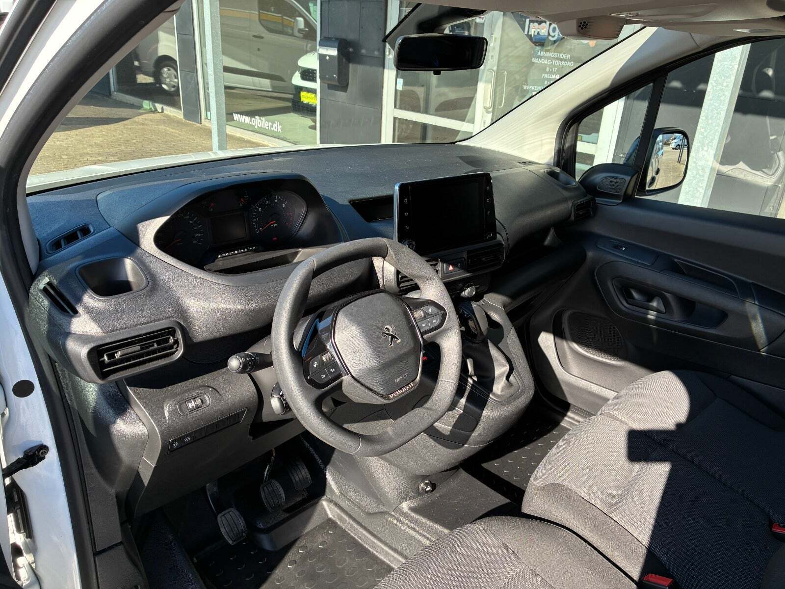 Hvid Peugeot Partner fra 2021
