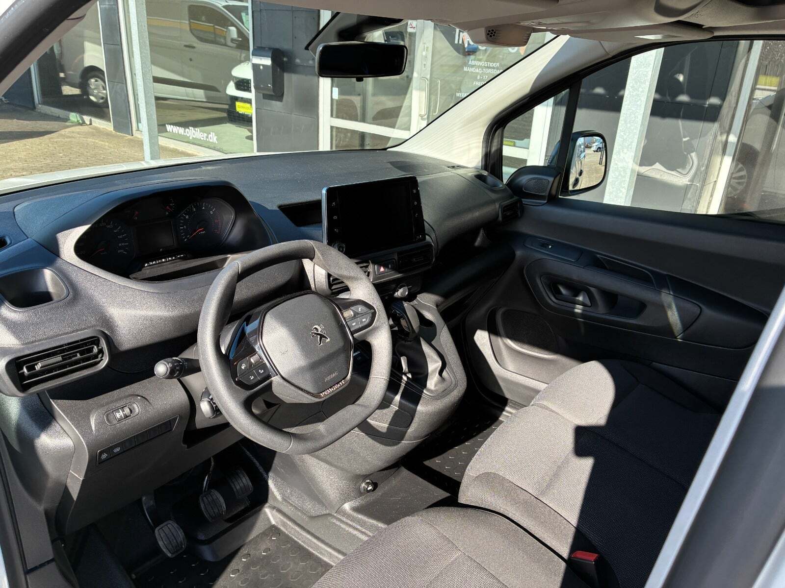 Hvid Peugeot Partner fra 2021