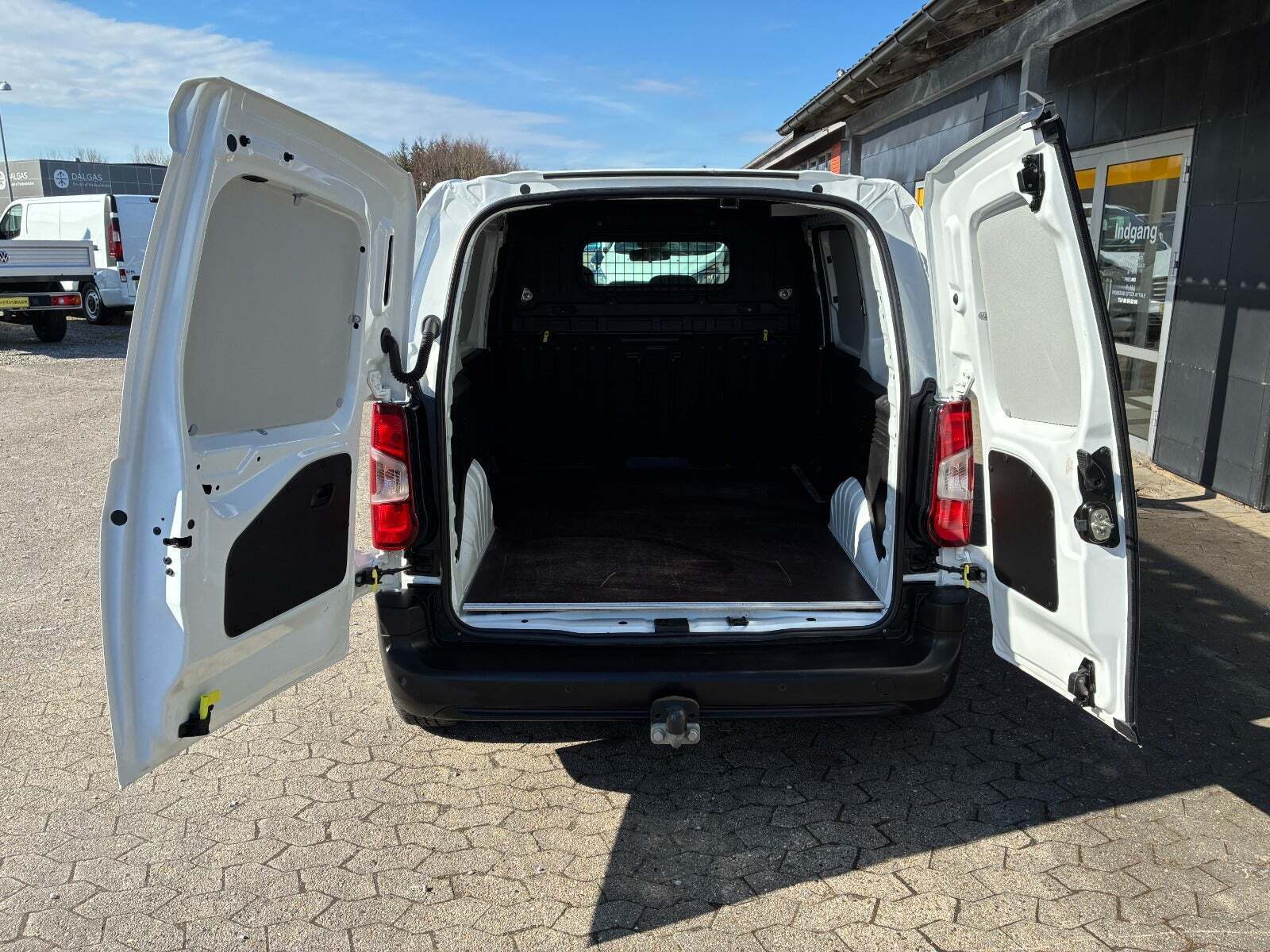 Hvid Peugeot Partner fra 2021