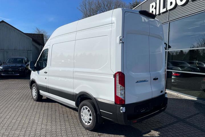Hvid Ford E-Transit 350 L2 Van fra 2025 set udefra