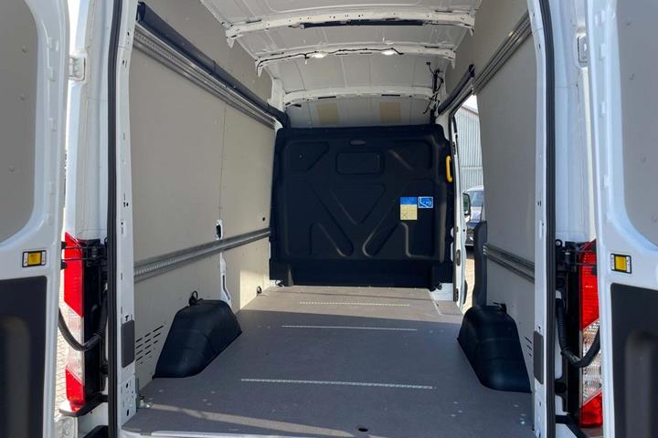 Hvid Ford E-Transit 350 L2 Van fra 2025 set udefra