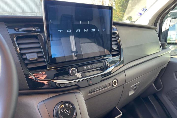 Hvid Ford E-Transit 350 L2 Van fra 2025 set indefra