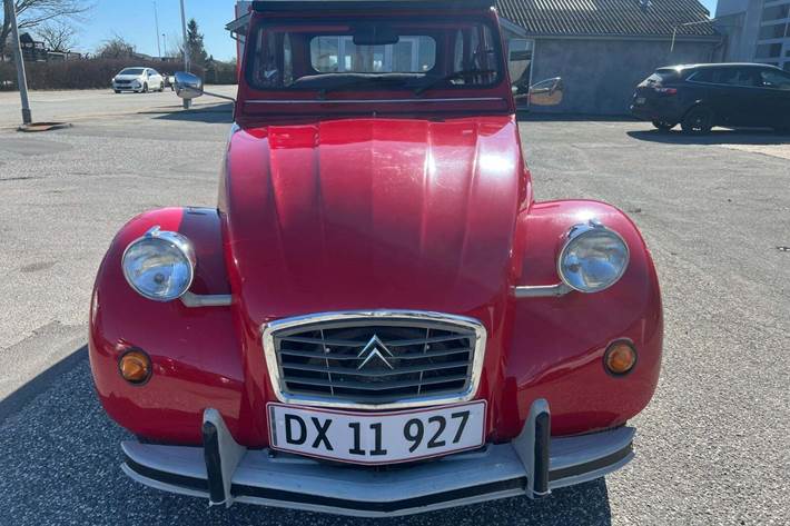 Rød Citroën 2CV fra 1985