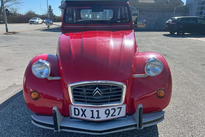Rød Citroën 2CV fra 1985 set udefra