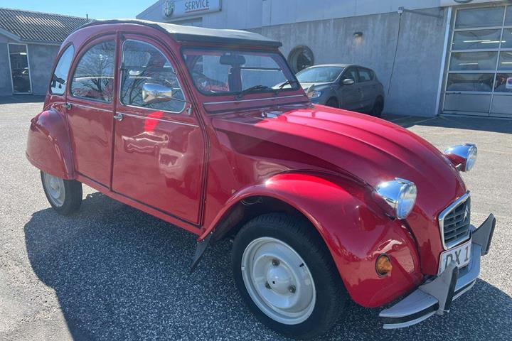 Rød Citroën 2CV fra 1985 set udefra