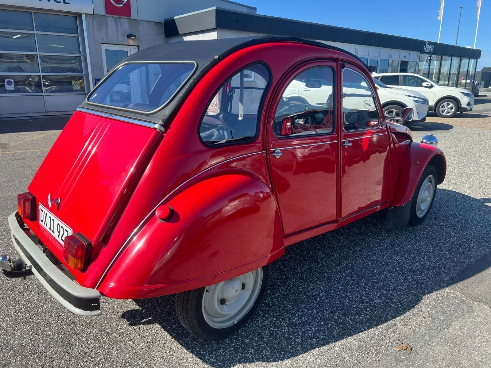 Rød Citroën 2CV fra 1985 set udefra
