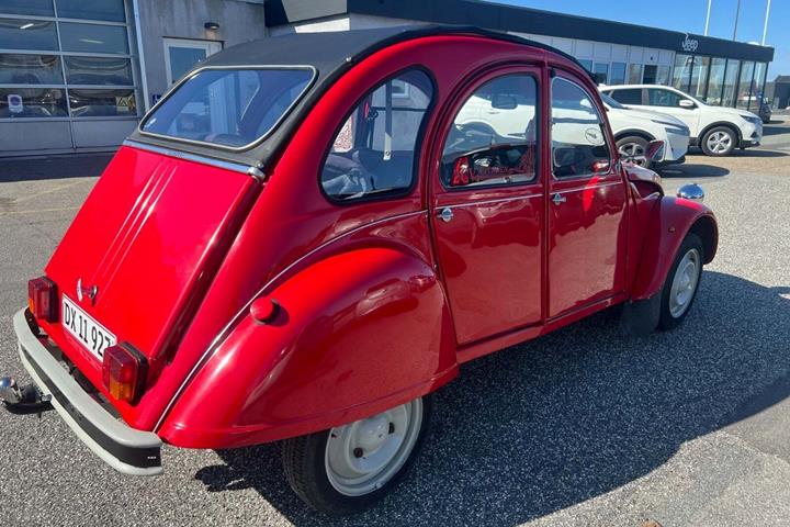 Rød Citroën 2CV fra 1985 set udefra