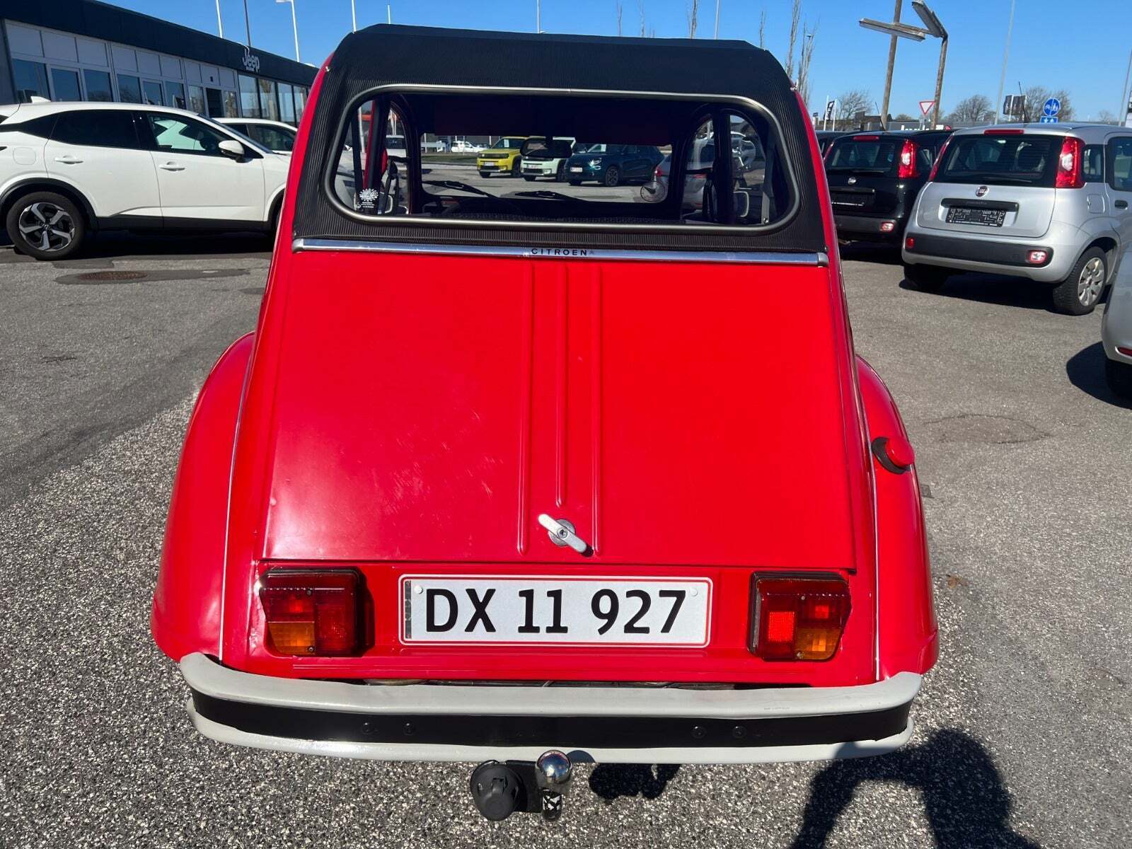 Rød Citroën 2CV fra 1985 set udefra