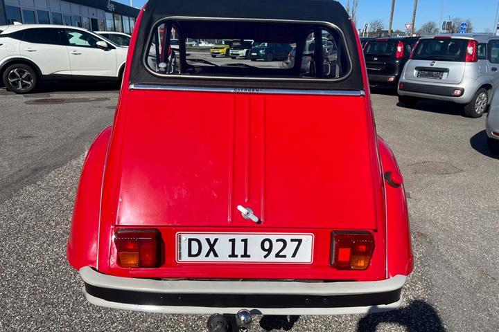 Rød Citroën 2CV fra 1985 set udefra