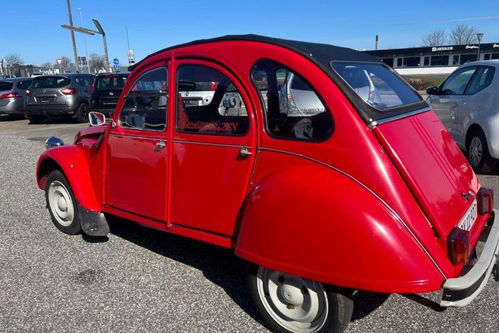 Rød Citroën 2CV fra 1985 set udefra