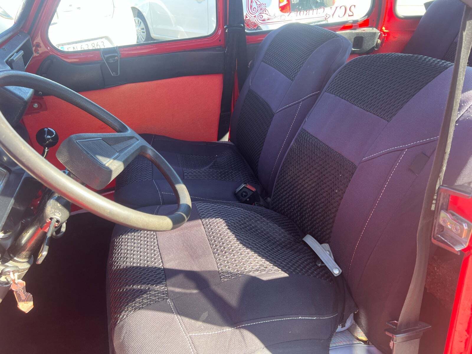 Rød Citroën 2CV fra 1985 set indefra