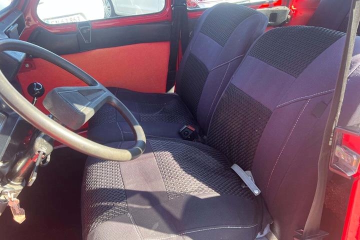 Rød Citroën 2CV fra 1985 set indefra