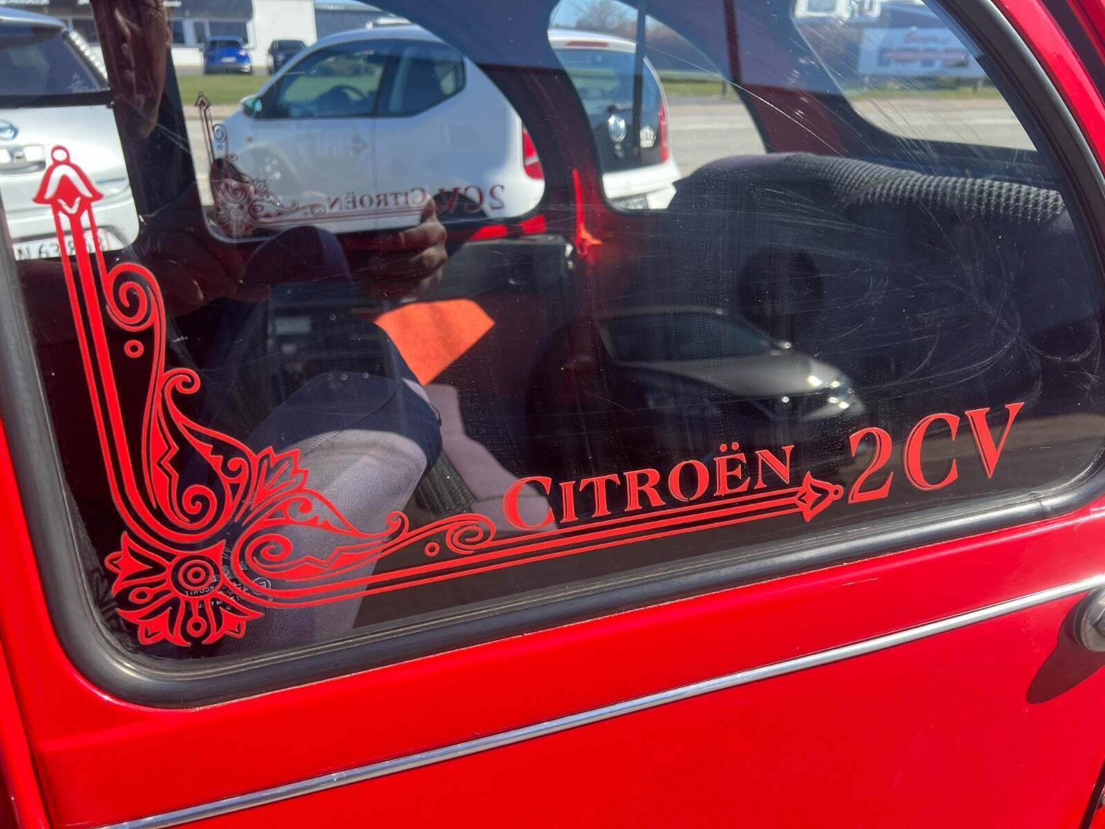 Rød Citroën 2CV fra 1985