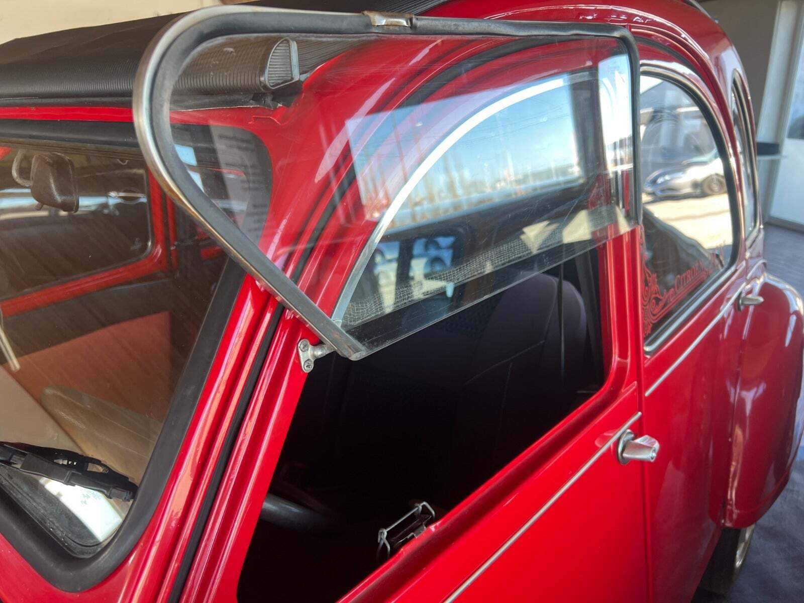 Rød Citroën 2CV fra 1985