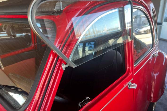 Rød Citroën 2CV fra 1985