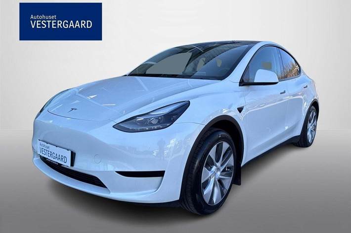 Hvid Tesla Model Y fra 2024 set udefra