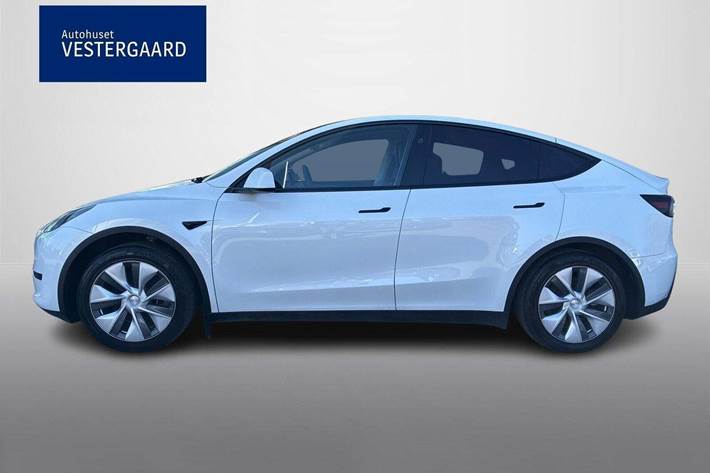 Hvid Tesla Model Y fra 2024