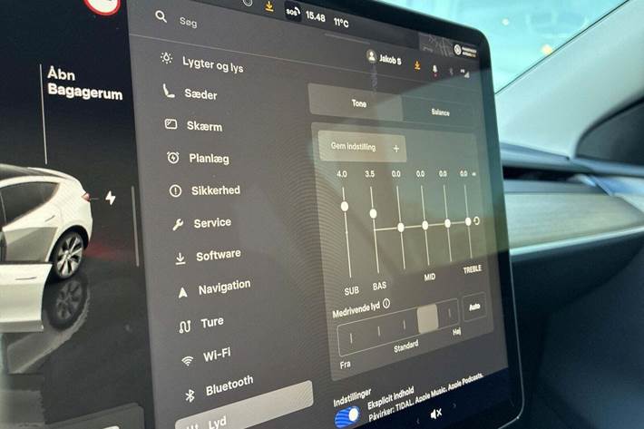 Hvid Tesla Model Y fra 2024