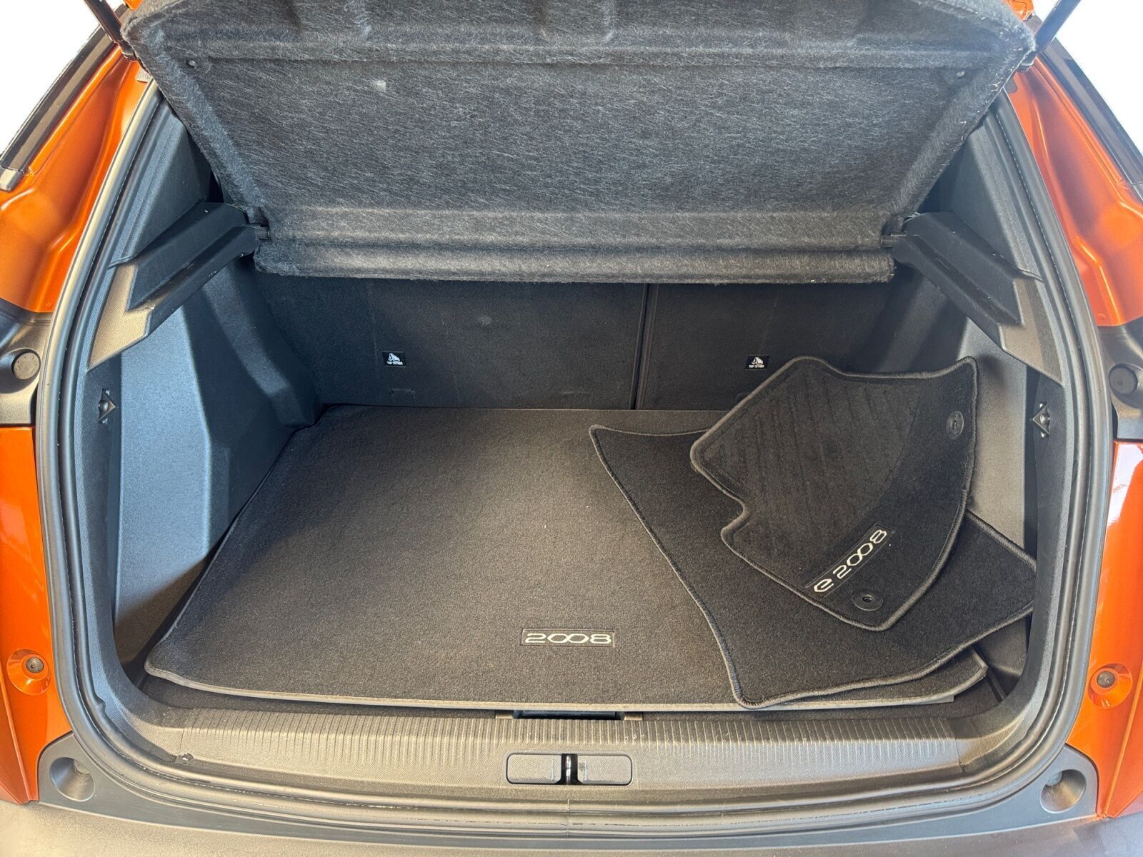 Orange Peugeot e-2008 fra 2022