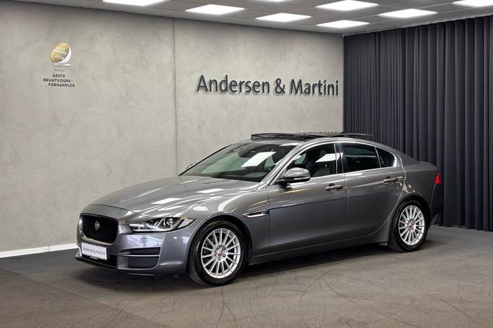 Grå Jaguar XE fra 2016