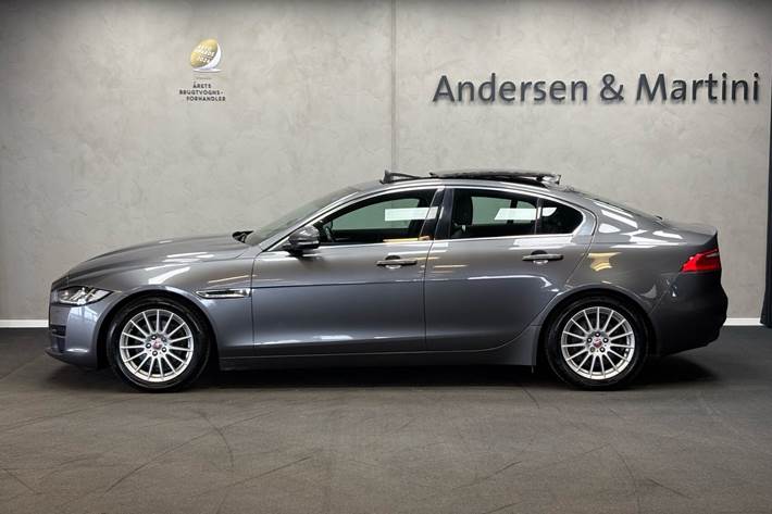 Grå Jaguar XE fra 2016