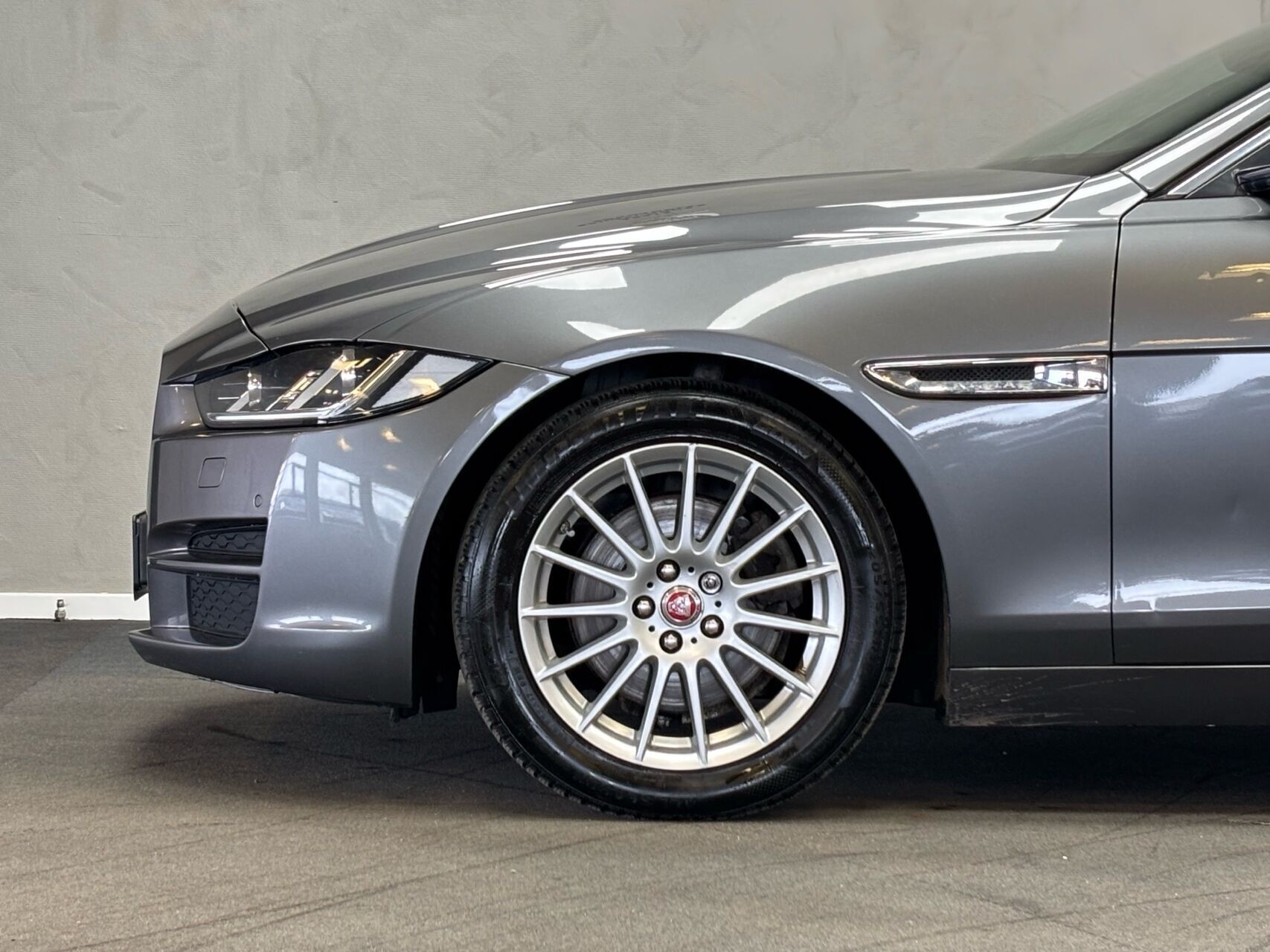 Grå Jaguar XE fra 2016