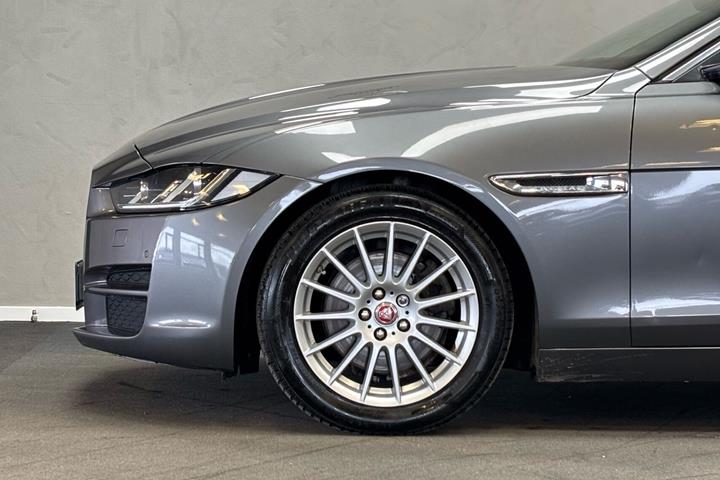 Grå Jaguar XE fra 2016