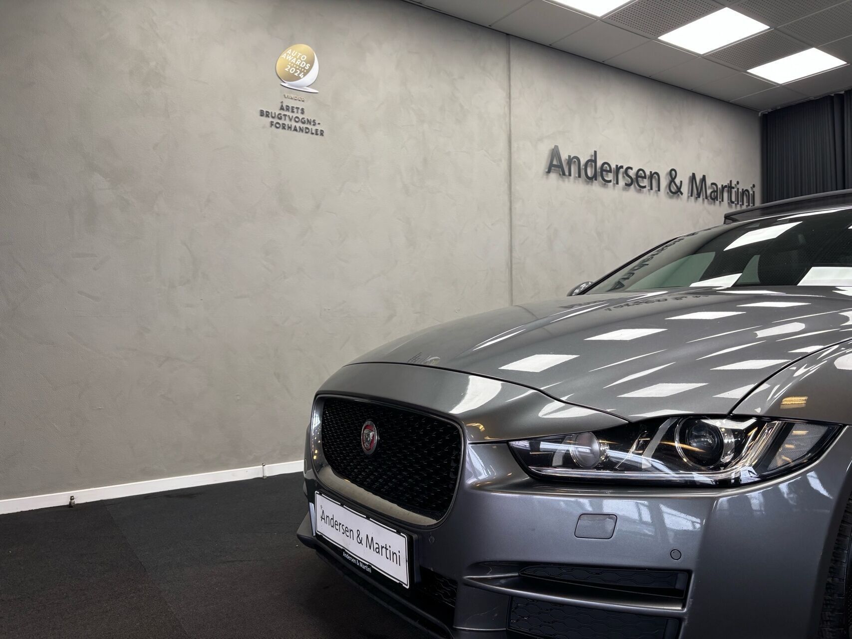 Grå Jaguar XE fra 2016