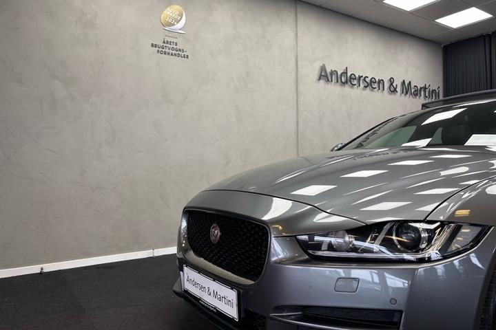 Grå Jaguar XE fra 2016
