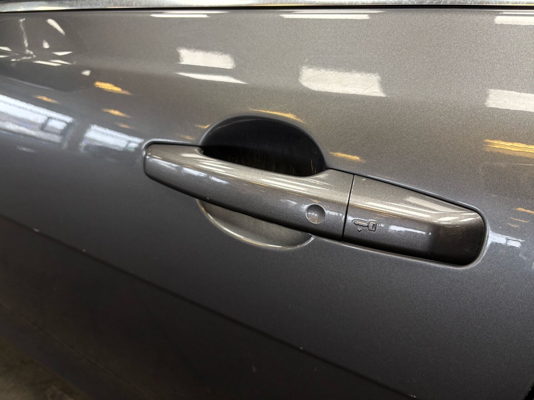 Grå Jaguar XE fra 2016