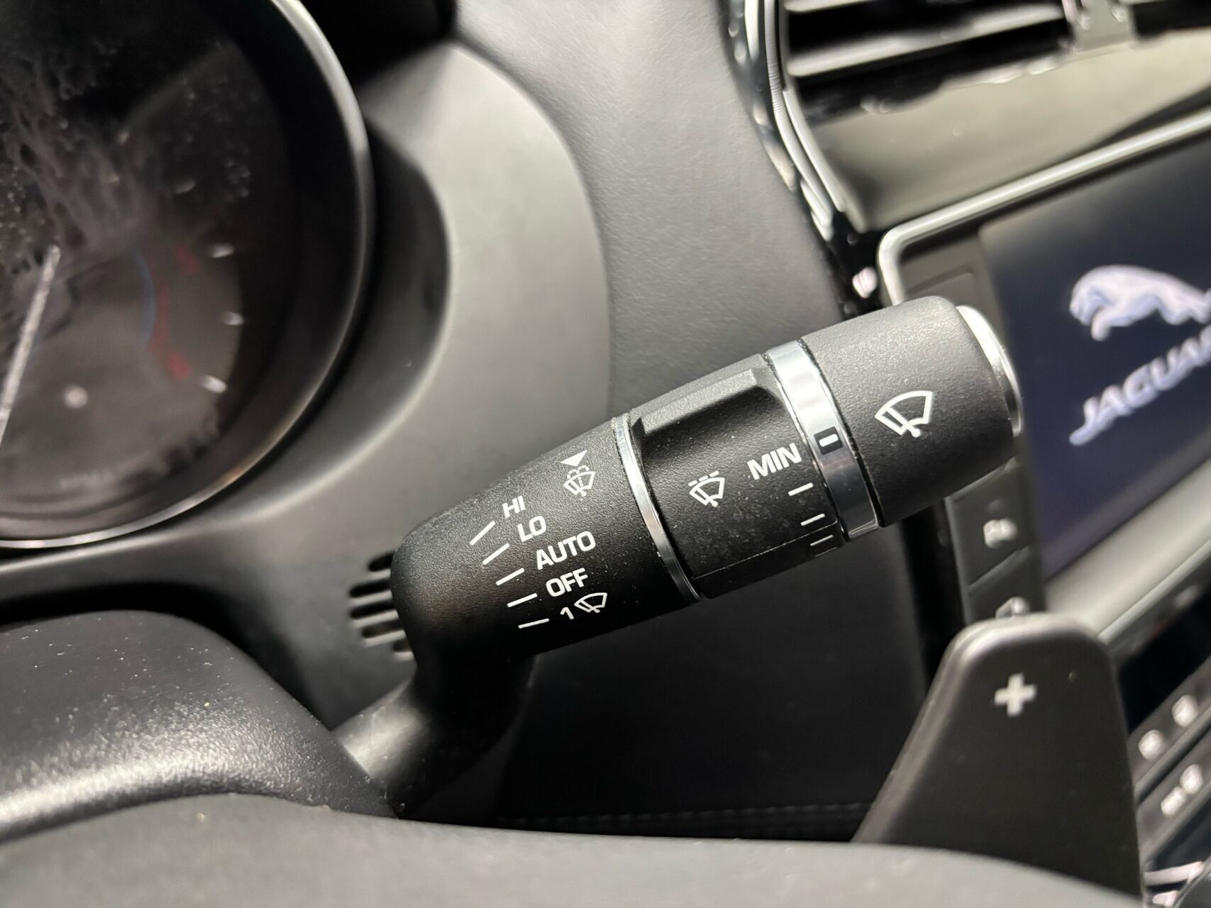 Grå Jaguar XE fra 2016