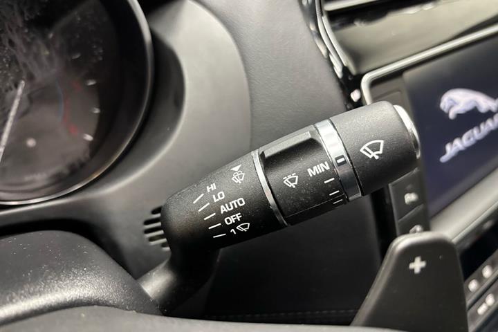 Grå Jaguar XE fra 2016