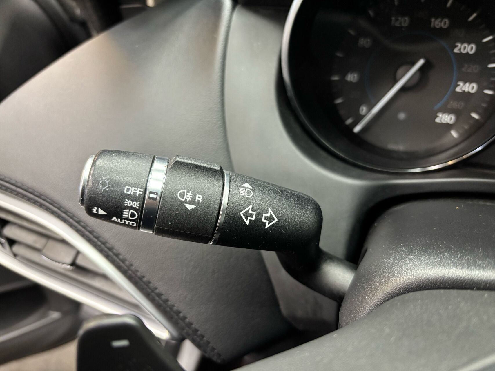 Grå Jaguar XE fra 2016