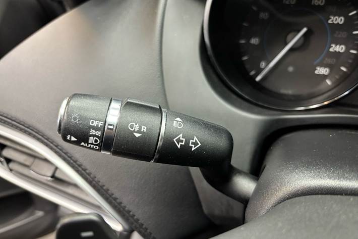 Grå Jaguar XE fra 2016