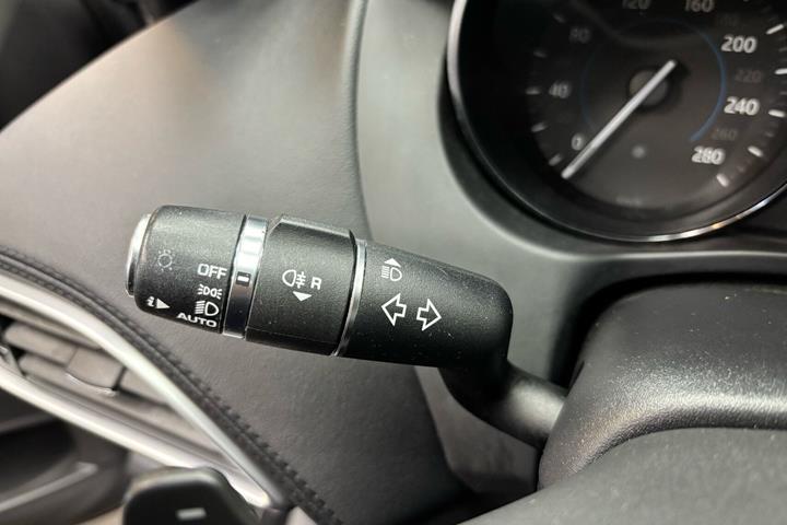 Grå Jaguar XE fra 2016