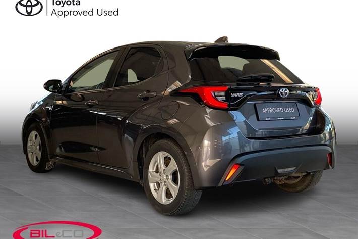 Grå Toyota Yaris fra 2020