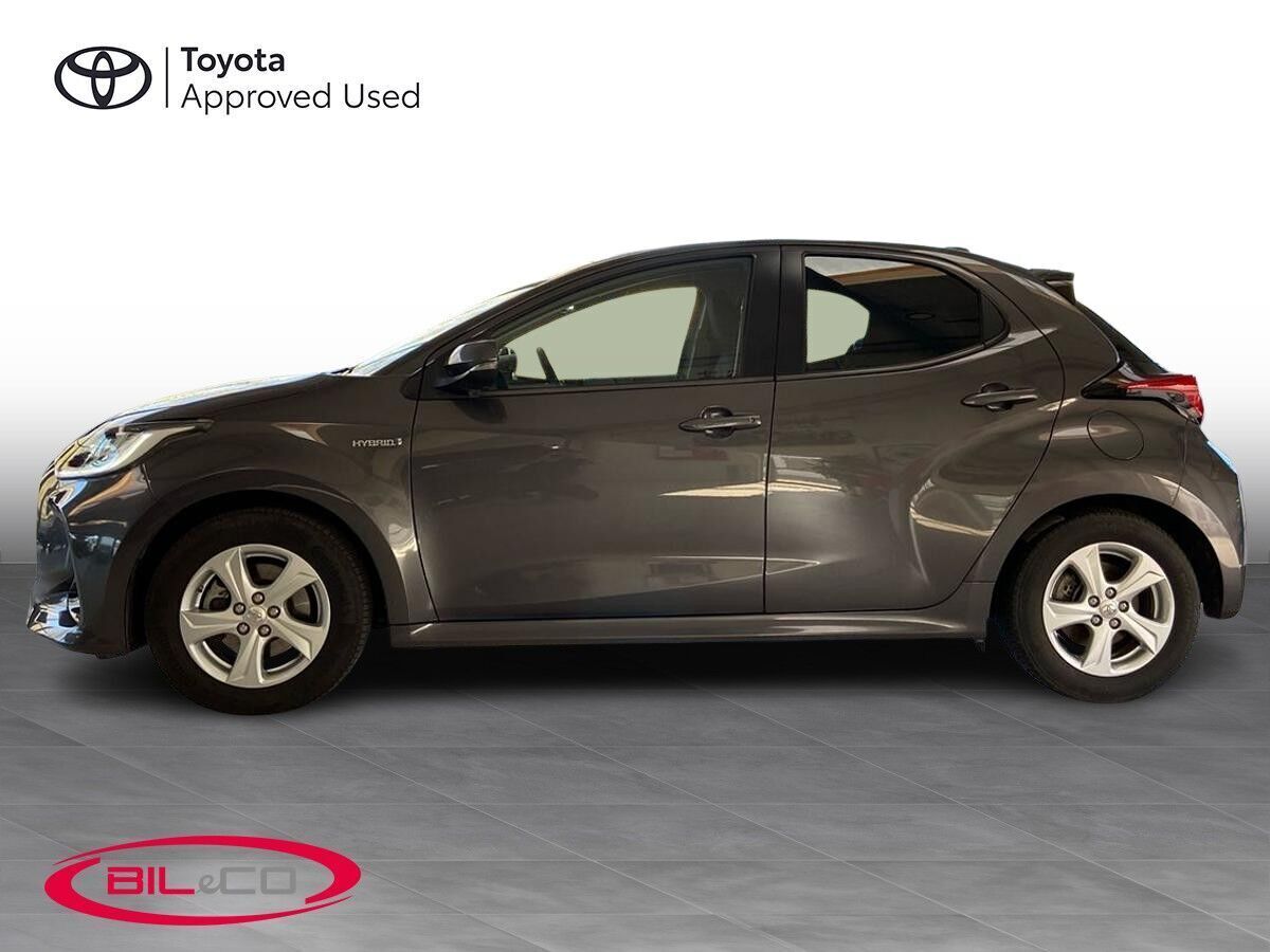 Grå Toyota Yaris fra 2020