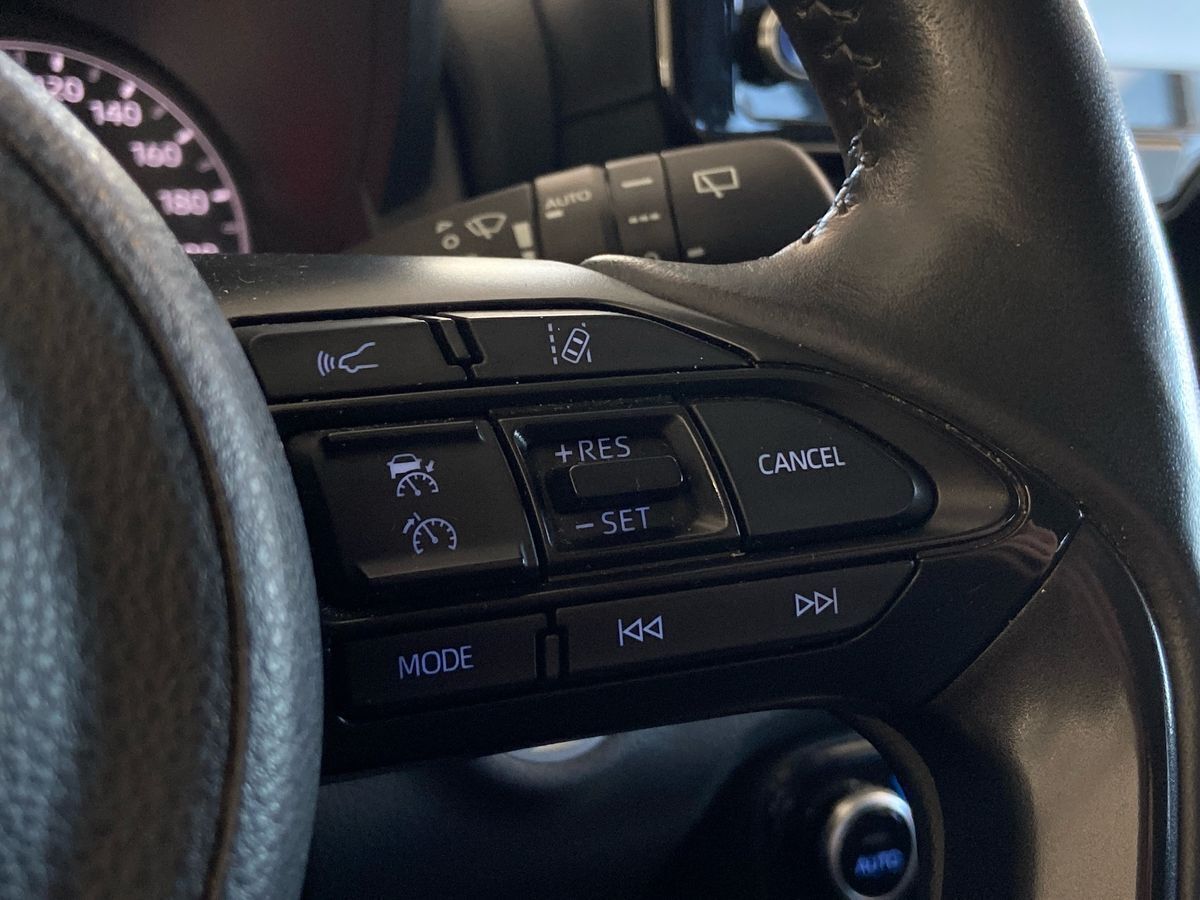 Grå Toyota Yaris fra 2020